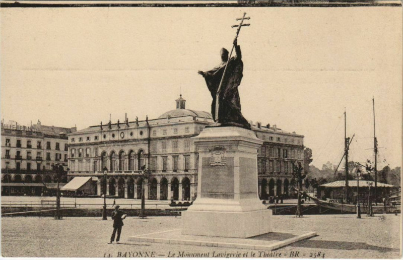 Carte postale ancienne Bayonne Monument Lavigerie et le Theatre France à Bayonne