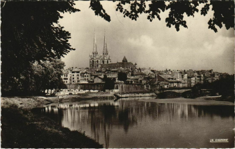 Carte postale ancienne Bayonne Les bords de la Nive et vue generale France à Bayonne