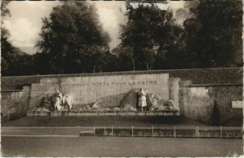 Carte postale ancienne Bayonne Monument aux Morts 1914-1918 France à Bayonne