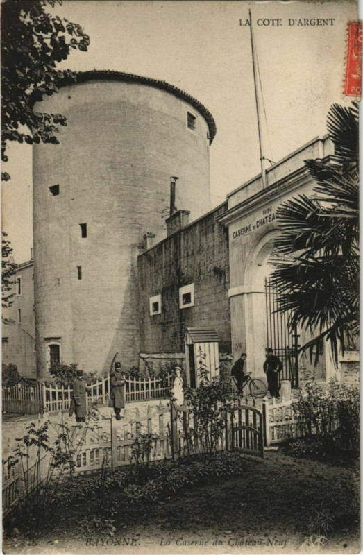 Carte postale ancienne Bayonne Caserne du Chateau Neuf France à Bayonne