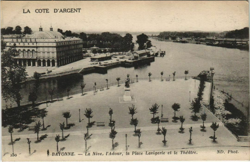 Carte postale ancienne Bayonne La Nive,l'Adour,Place Lavigerie France à Bayonne
