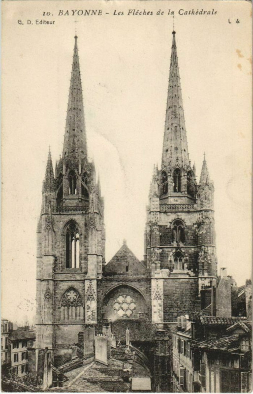 Carte postale ancienne Bayonne Les Fleches de la Cathedrale France à Bayonne