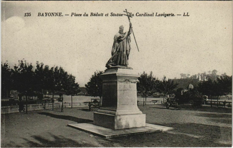 Carte postale ancienne Bayonne Place du Reduit,Statue du Cardinal Lavigerie France à Bayonne