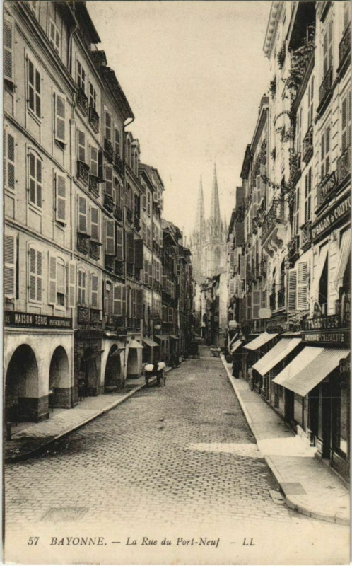 Carte postale ancienne Bayonne Rue du Port Neuf France à Bayonne