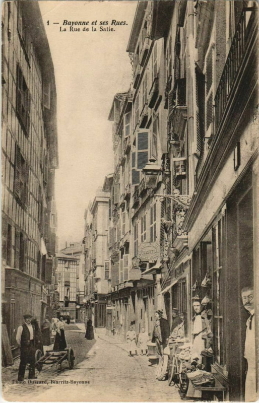 Carte postale ancienne Bayonne Rue de la Salie France à Bayonne