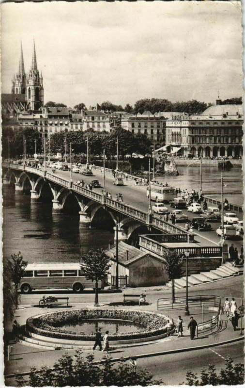 Carte postale ancienne Bayonne vue d'ensemble sur le Pont Saint-Esprit France à Bayonne