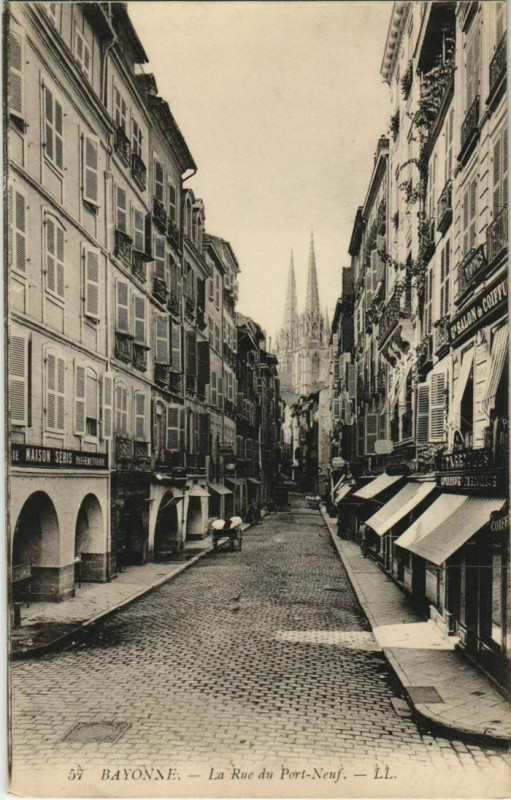 Carte postale ancienne Bayonne Rue du Port Neuf France à Bayonne
