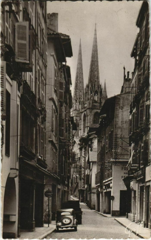 Carte postale ancienne Bayonne Rue Port Vieux et la Cathedrale France à Bayonne