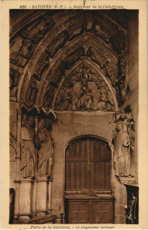 Carte postale ancienne Bayonne Interieur de la Cathedrale ,Porte de la Sacristie France à Bayonne
