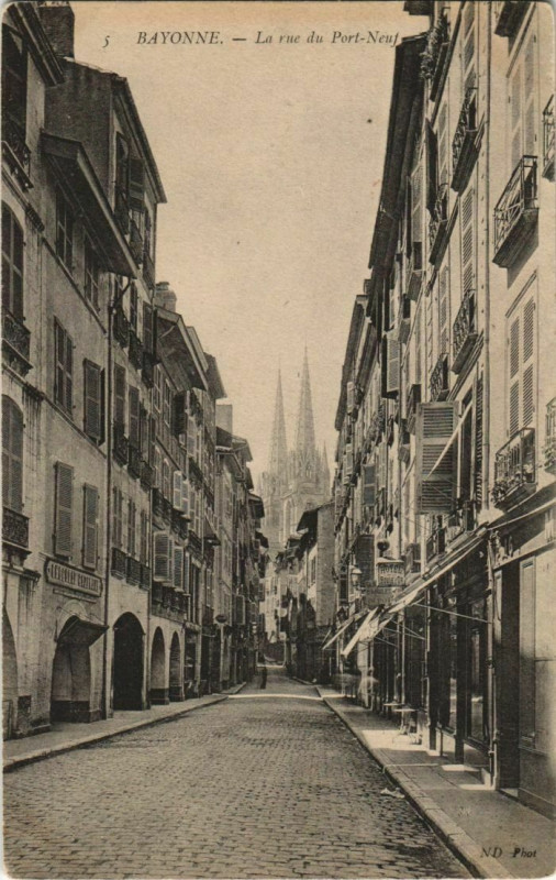 Carte postale ancienne Bayonne Rue du Port Neuf France à Bayonne