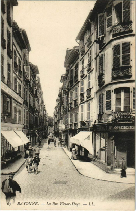 Carte postale ancienne Bayonne Rue Victor Hugo France à Bayonne