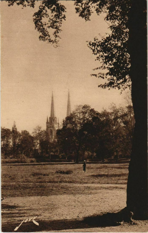 Carte postale ancienne Bayonne Cathedrale ,vue des Allees Paulmy France à Bayonne