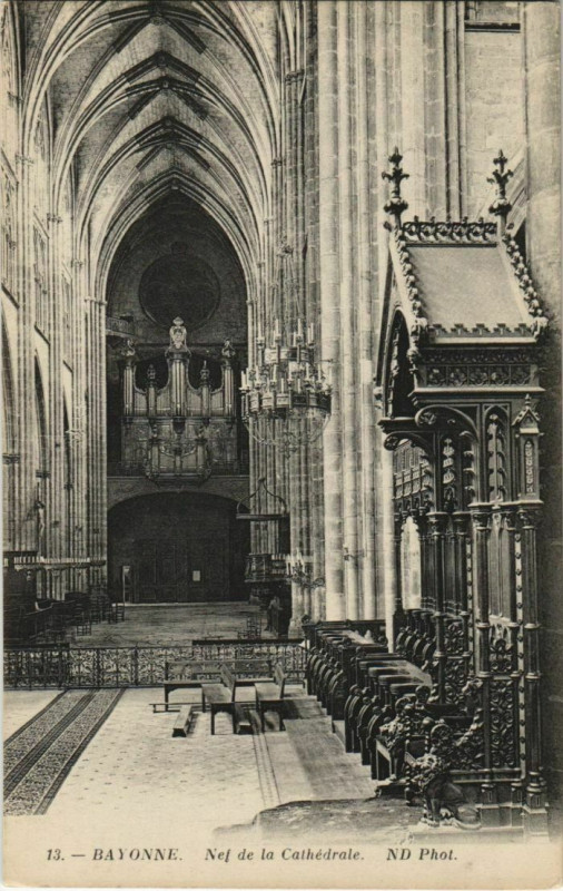 Carte postale ancienne Bayonne Nef de la Cathedrale France à Bayonne