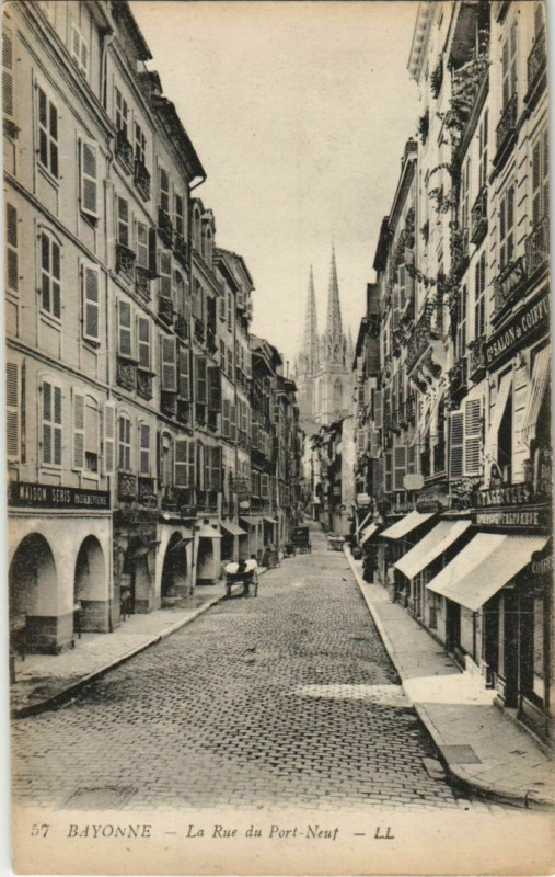 Carte postale ancienne Bayonne Rue du Port Neuf France à Bayonne