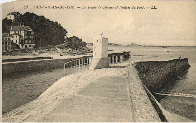 Carte postale ancienne St Jean de Luz La pointe de Ciboure, entreedu Port France à Ciboure
