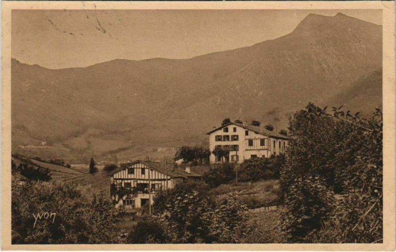Carte postale ancienne St Jean de Luz Type de Maisons basques France