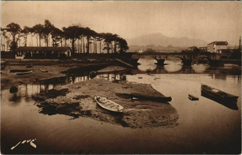 Carte postale ancienne St Jean de Luz La Nivelle, Au fond la Rhune France