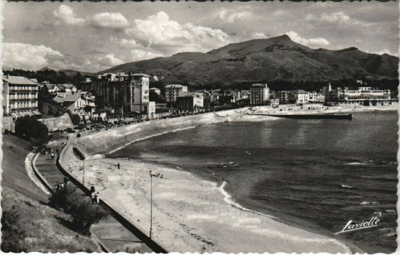 Carte postale ancienne St Jean de Luz La Plage,le Casino et au fond la Rhune France