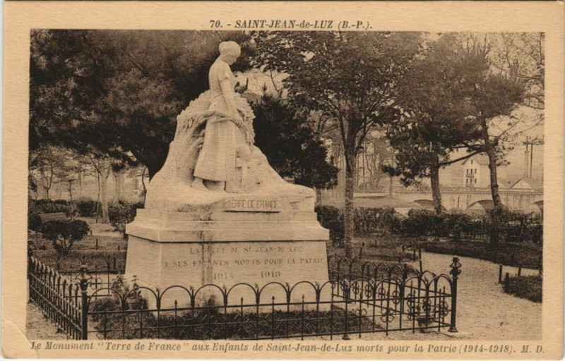 Carte postale ancienne St Jean de Luz Le Monument Terre de France aux Enfants France
