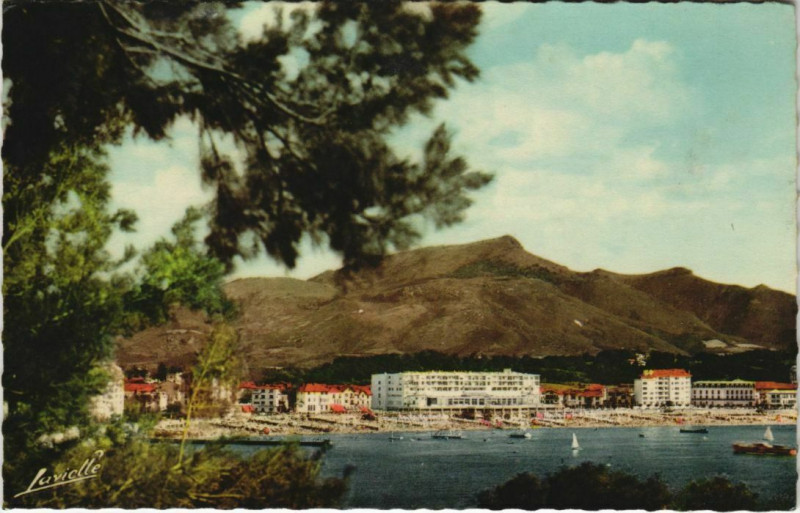 Carte postale ancienne St Jean de Luz vue sur la Plage et le Casino France