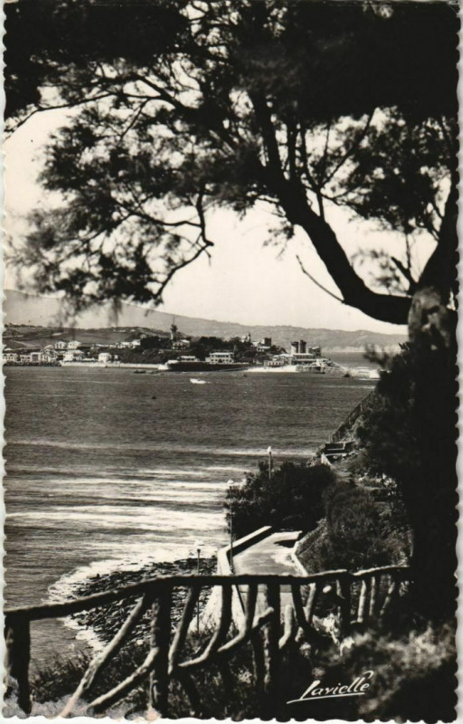 Carte postale ancienne St Jean de Luz vue sur la baie ,Au fon, Socoa France
