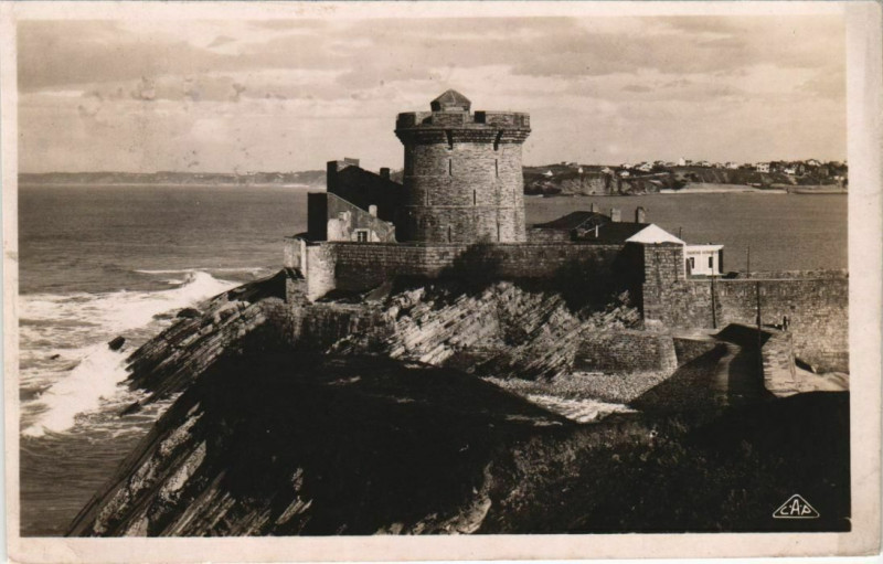 Carte postale ancienne St Jean de Luz Le Fort Socoa France