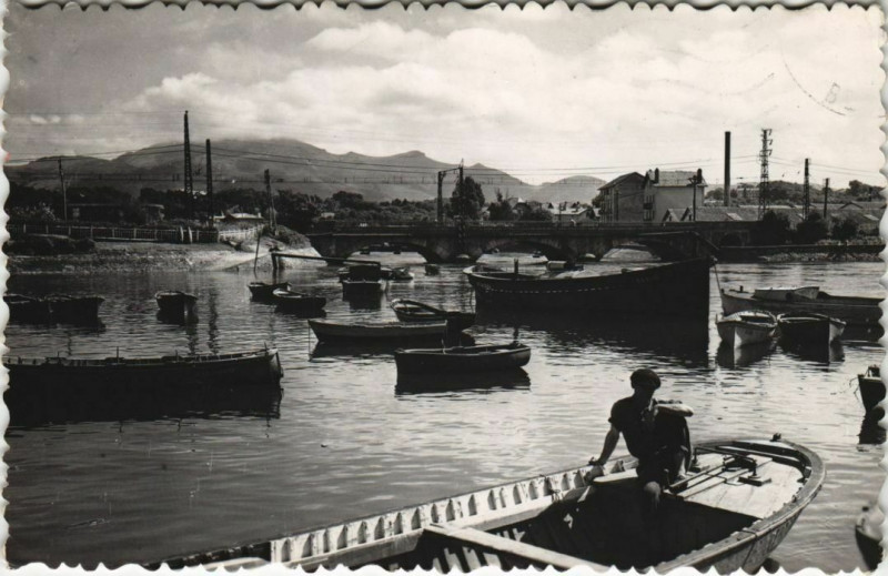 Carte postale ancienne St Jean de Luz Le Port France