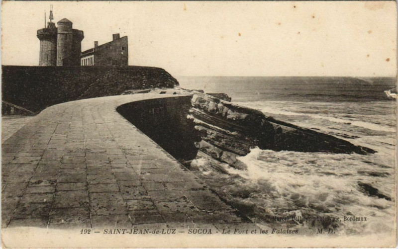 Carte postale ancienne St Jean de Luz Le fort de Socoa et les Falaises France
