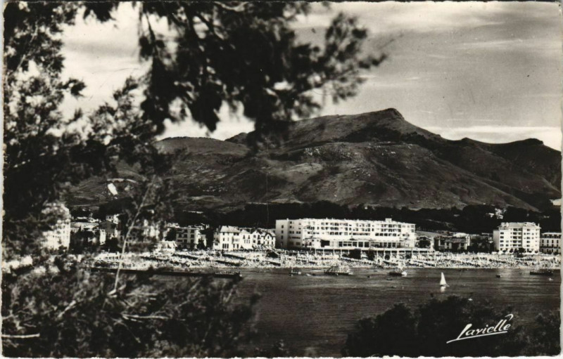 Carte postale ancienne St Jean de Luz vue sur la plage,le Casino et la Rhune France