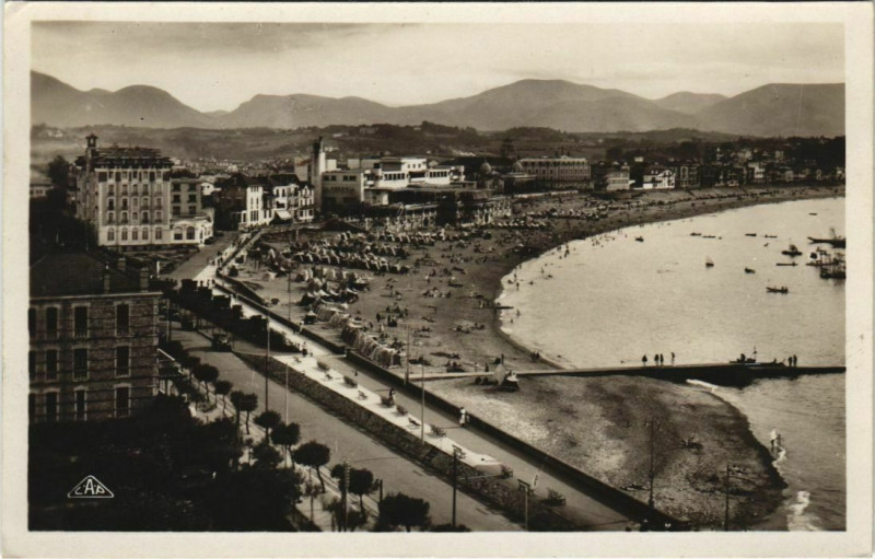 Carte postale ancienne St Jean de Luz vue generale de la Plage France