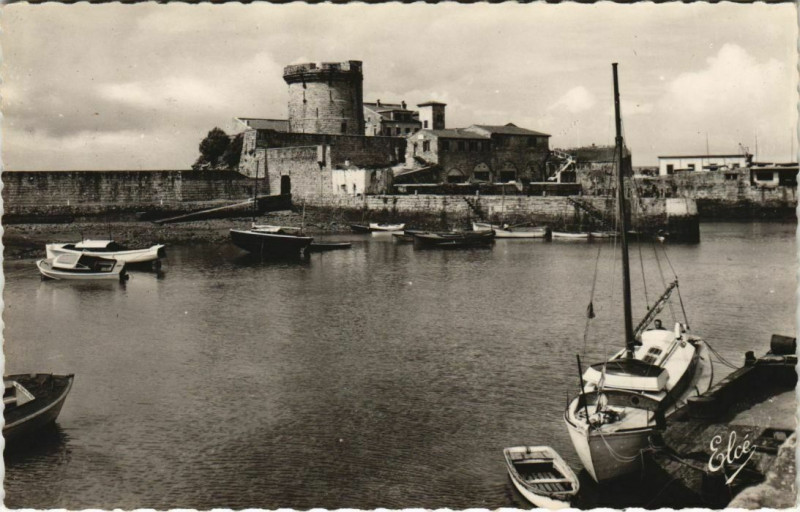 Carte postale ancienne St Jean de Luz Le Fort du Socoa et le Port France