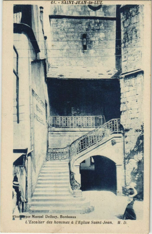 Carte postale ancienne St Jean de Luz Escalier des hommes a l'Eglise Saint-Jean France