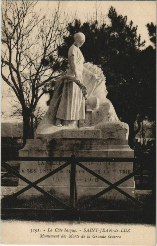 Carte postale ancienne St Jean de Luz Monument des Morts de la Grande Guerre France