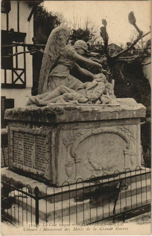 Carte postale ancienne St Jean de Luz Monument des Morts de la Grande Guerre France