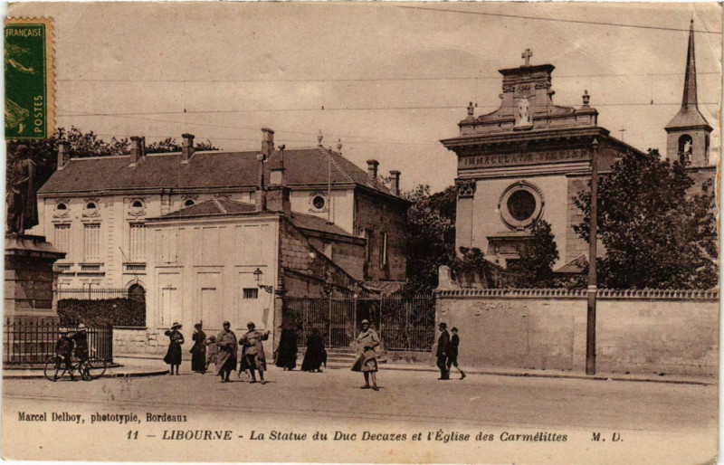 Carte postale ancienne Libourne - La Statue du Duc Decazes et l'Eglise des Carmelittes à Libourne