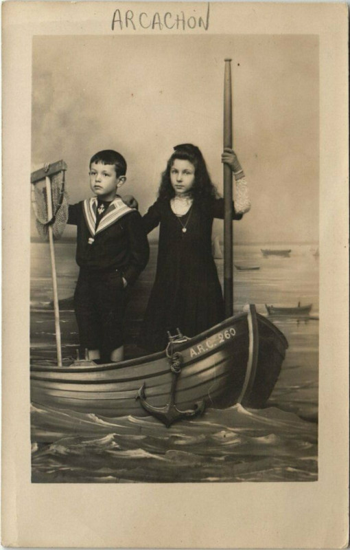 Carte postale ancienne Carte photo Arcachon enfants dans un bateau faux à Arcachon