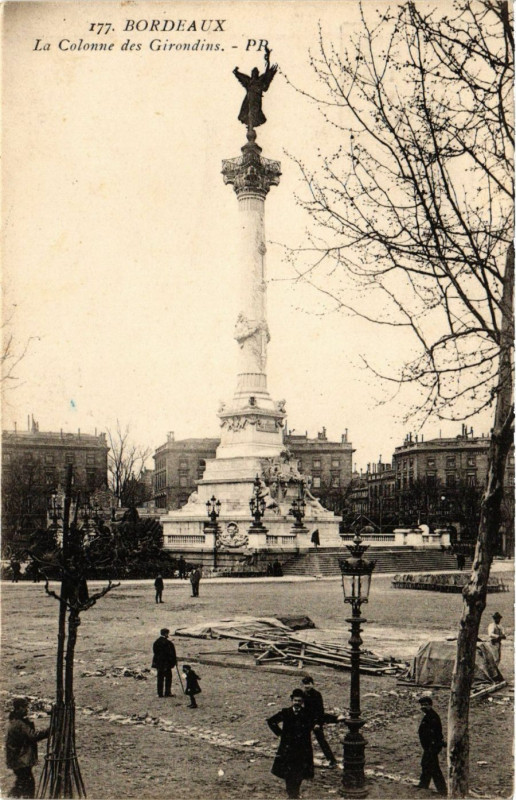 Carte postale ancienne Bordeaux - La Colonne des Girondins à Bordeaux
