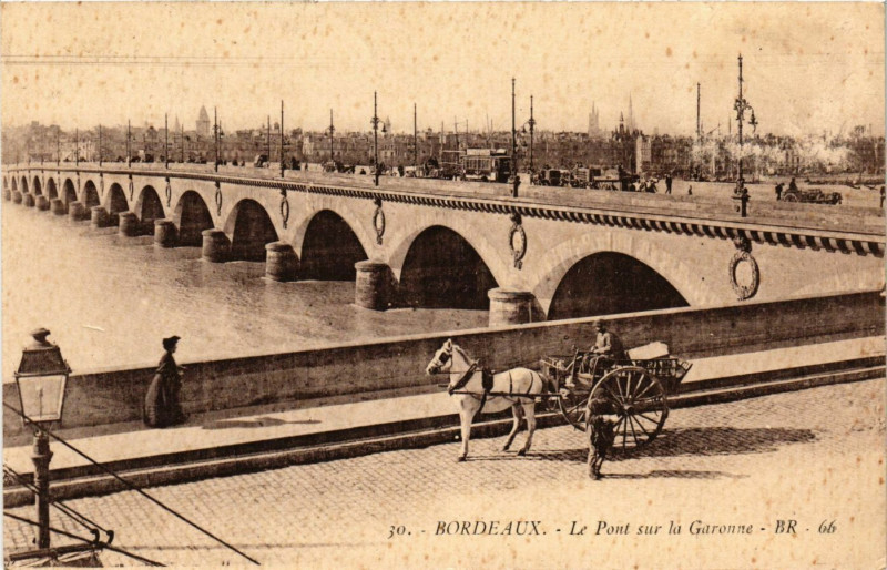 Carte postale ancienne Bordeaux - Le Pont sur la Garonne à Bordeaux
