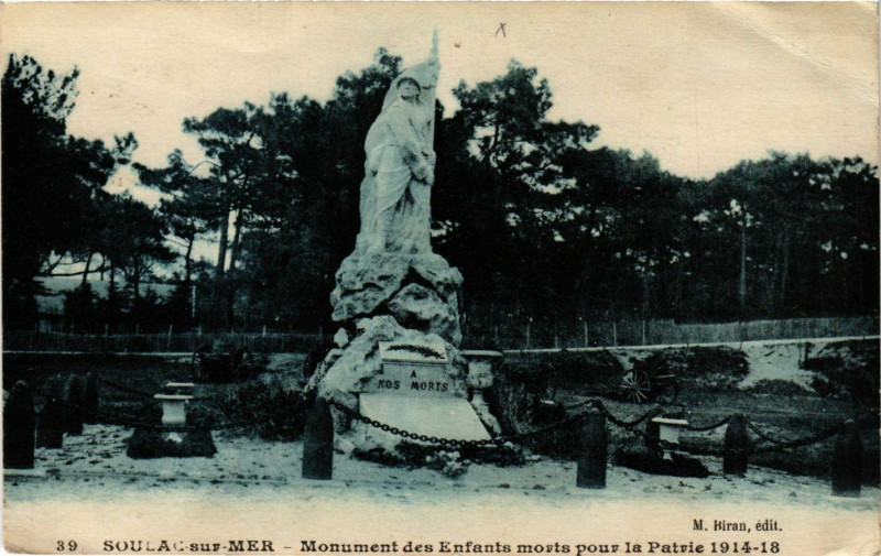Carte postale ancienne Soulac-sur-Mer - Mon. des Enfants morts pour la Patrie 1914-18 à Soulac-sur-Mer