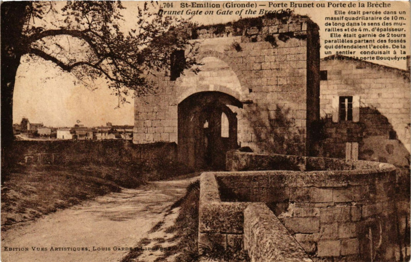 Carte postale ancienne Saint-Emilion - Porte Brunet ou Porte de la Breche à Saint-Émilion