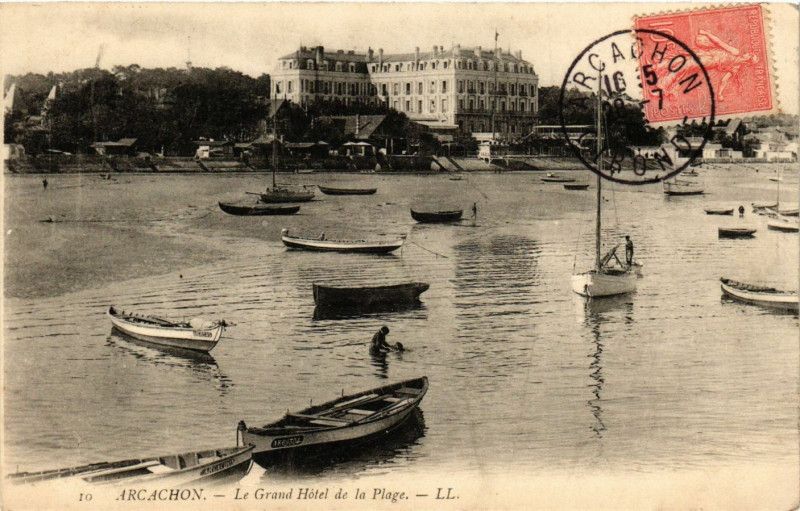 Carte postale ancienne Arcachon - Le Grand Hotel de la Plage à Arcachon