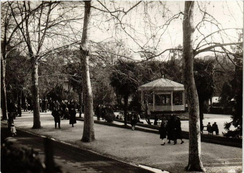 Carte postale ancienne Arcachon Cote d'Argent - La ville d'hiver place des Palmiers à Arcachon