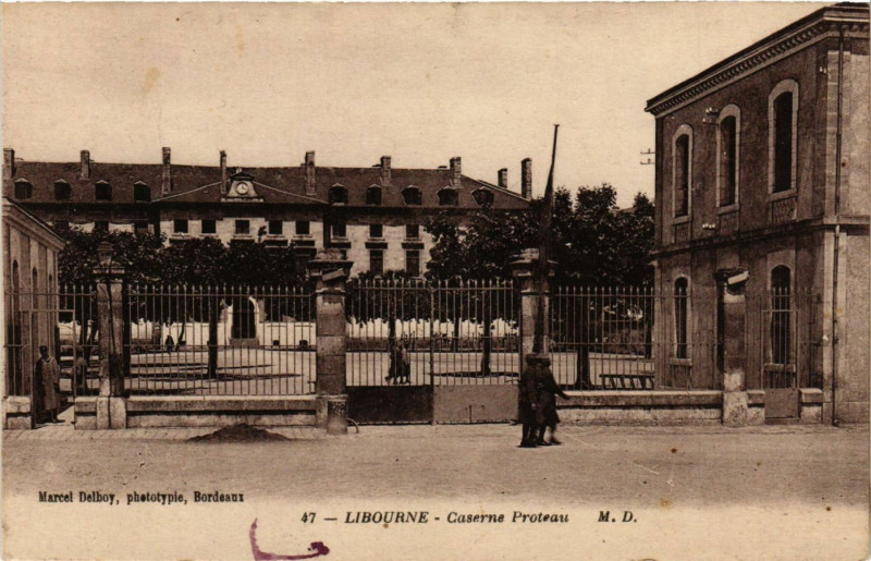 Carte postale ancienne Libourne - Caserne Proteau à Libourne