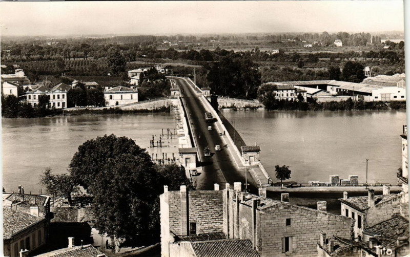 Carte postale ancienne Libourne - Le Pont de Bordeaux sur le Dordogne à Libourne