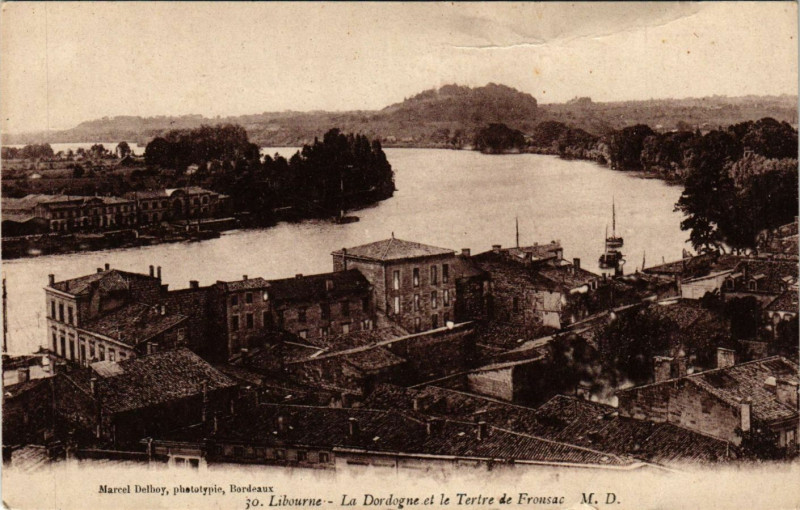 Carte postale ancienne Libourne - La Dordogne et le Tertre de Fronsac à Libourne