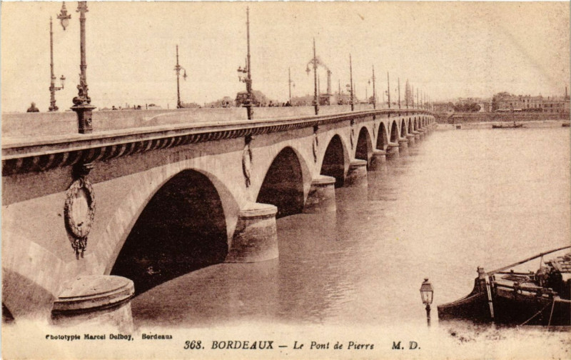 Carte postale ancienne Bordeaux - Le Pont de Pierre à Bordeaux