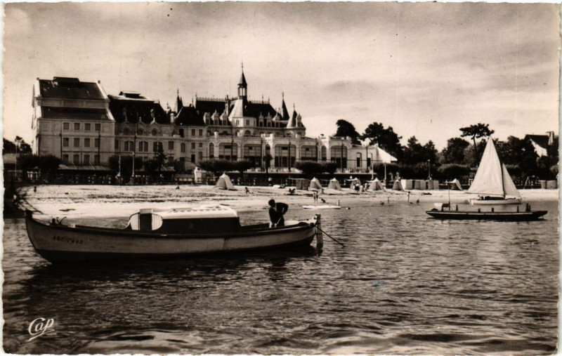 Carte postale ancienne Arcachon - Cote d'Argent - Le Casino de la Plage à Arcachon