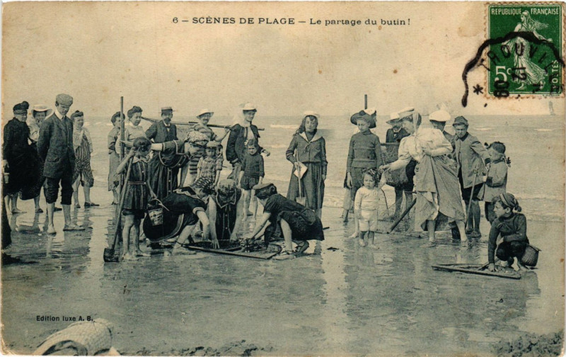 Carte postale ancienne Scenes de Plage - Le partage du butin !