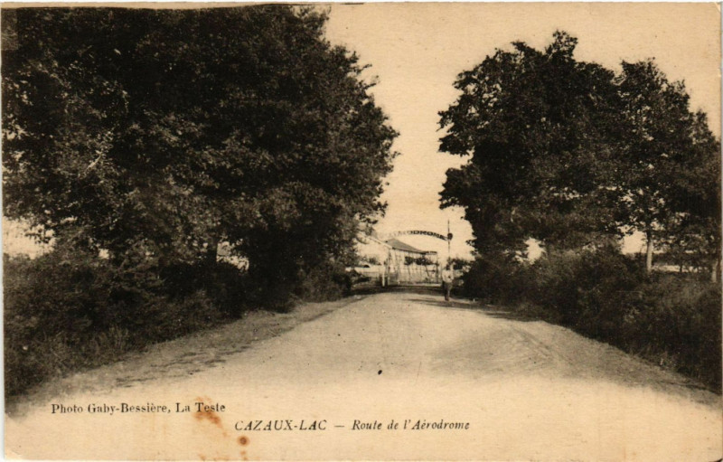 Carte postale ancienne Cazaux-Lac - Route de l'Aérodrome à La Teste-de-Buch