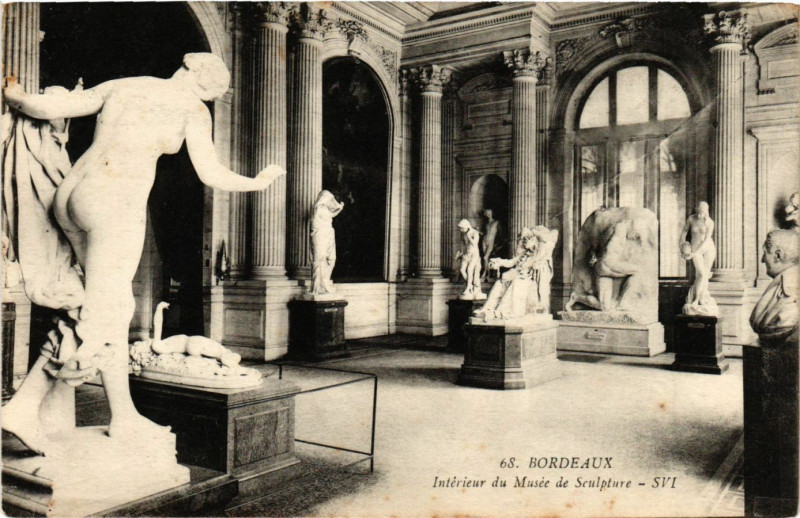 Carte postale ancienne Bordeaux - Intérieur du Musée de Sculpture à Bordeaux